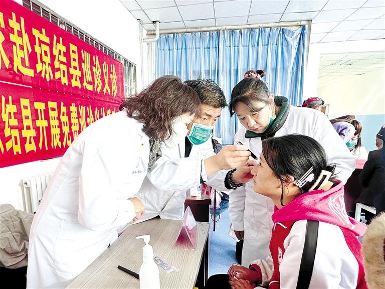 ཧྲང་ཧའེ་ཡི་སྨན་བཅོས་རིགས་གཅིག་མཁས་ཅན་གྱིས་འོས་འགན་ནད་བརྟག་སྨན་བཅོས་བྱས་པ།