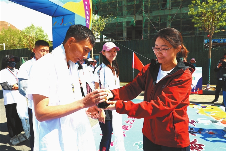 སྤྲོ་སྣང་ཆེན་པོས་ལུས་སྦྱོང་བྱེད།