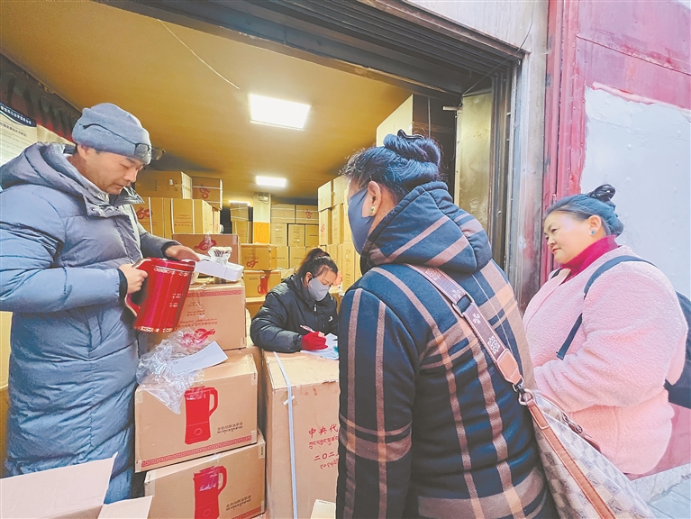 ཀྲུང་དབྱང་གིས་བསྩལ་བའི་ཕྱག་རྟགས་ཀྱིས་མི་སེམས་ལ་དྲོ་སྐྱིད་ལྷག་པར་སྦྱིན།