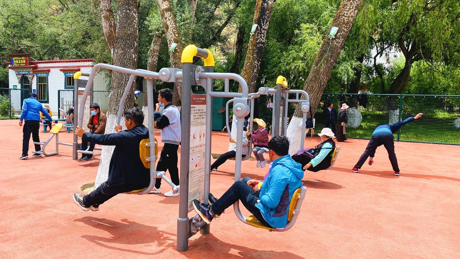 完善健身设施 丰富群众生活