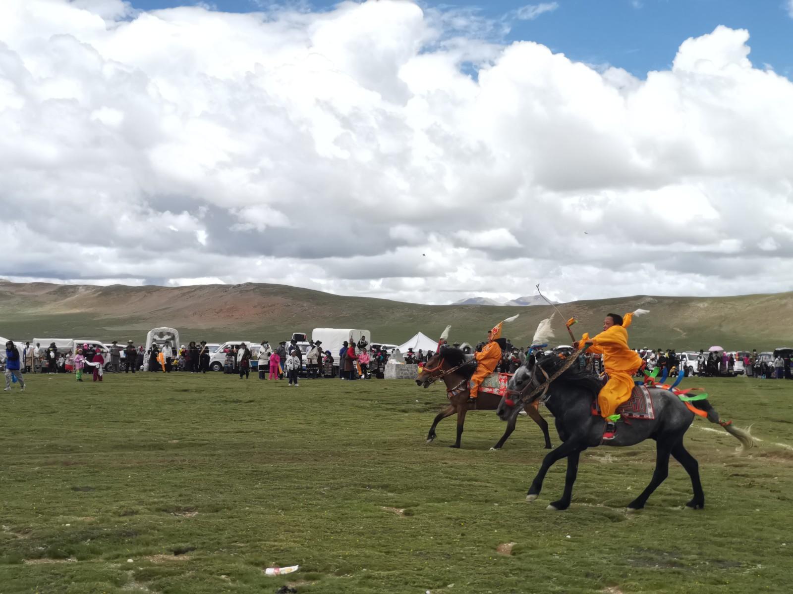 最美的草原上策马扬鞭