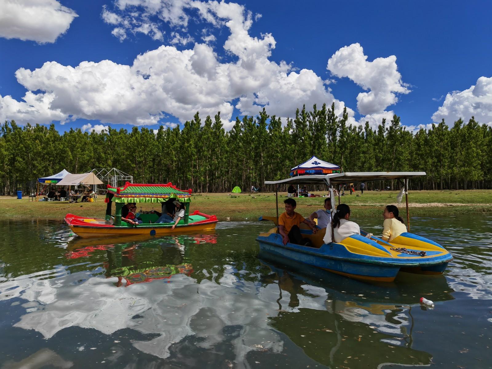 舟行碧波上 人在画中游
