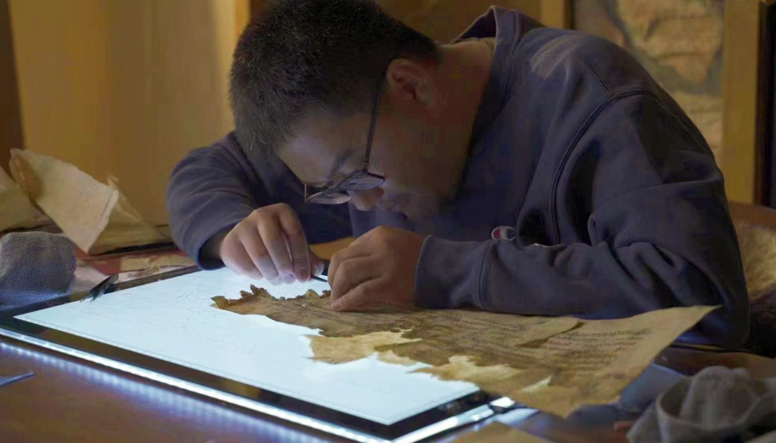 在古籍堆里修复时光