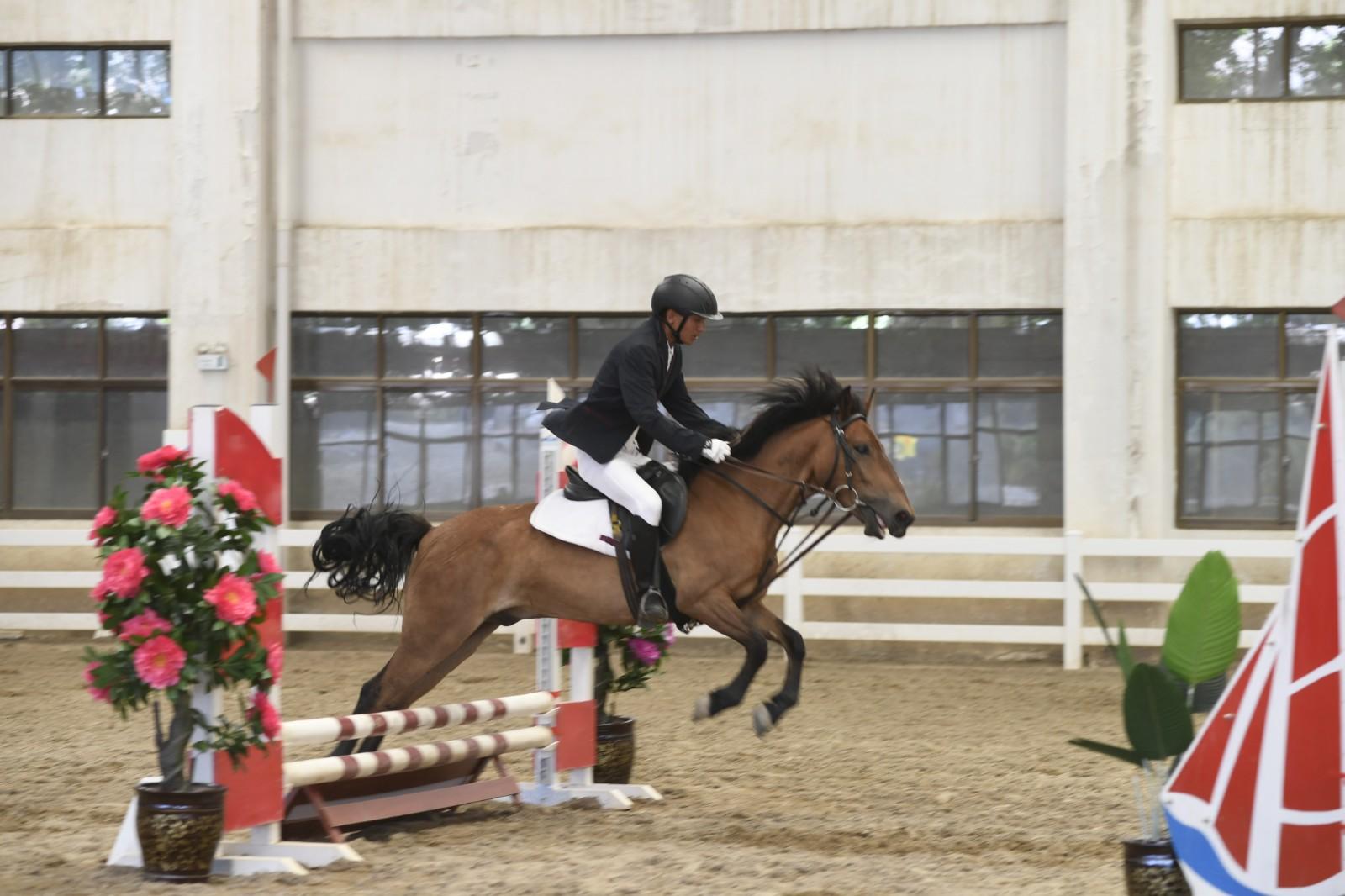 高原体育运动会 尽显传统马术风采