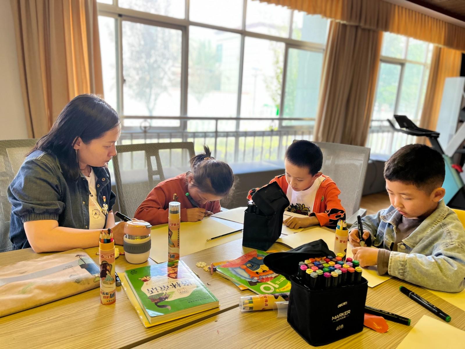 大手牵小手 童心感党恩