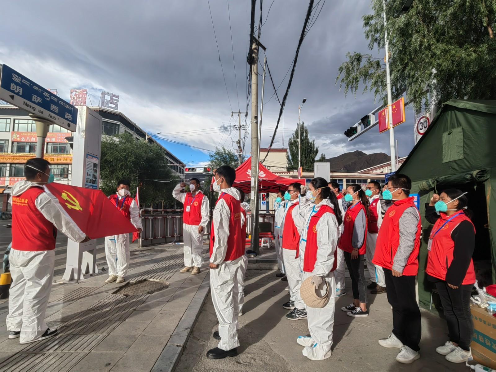 党旗在一线 高高飘扬