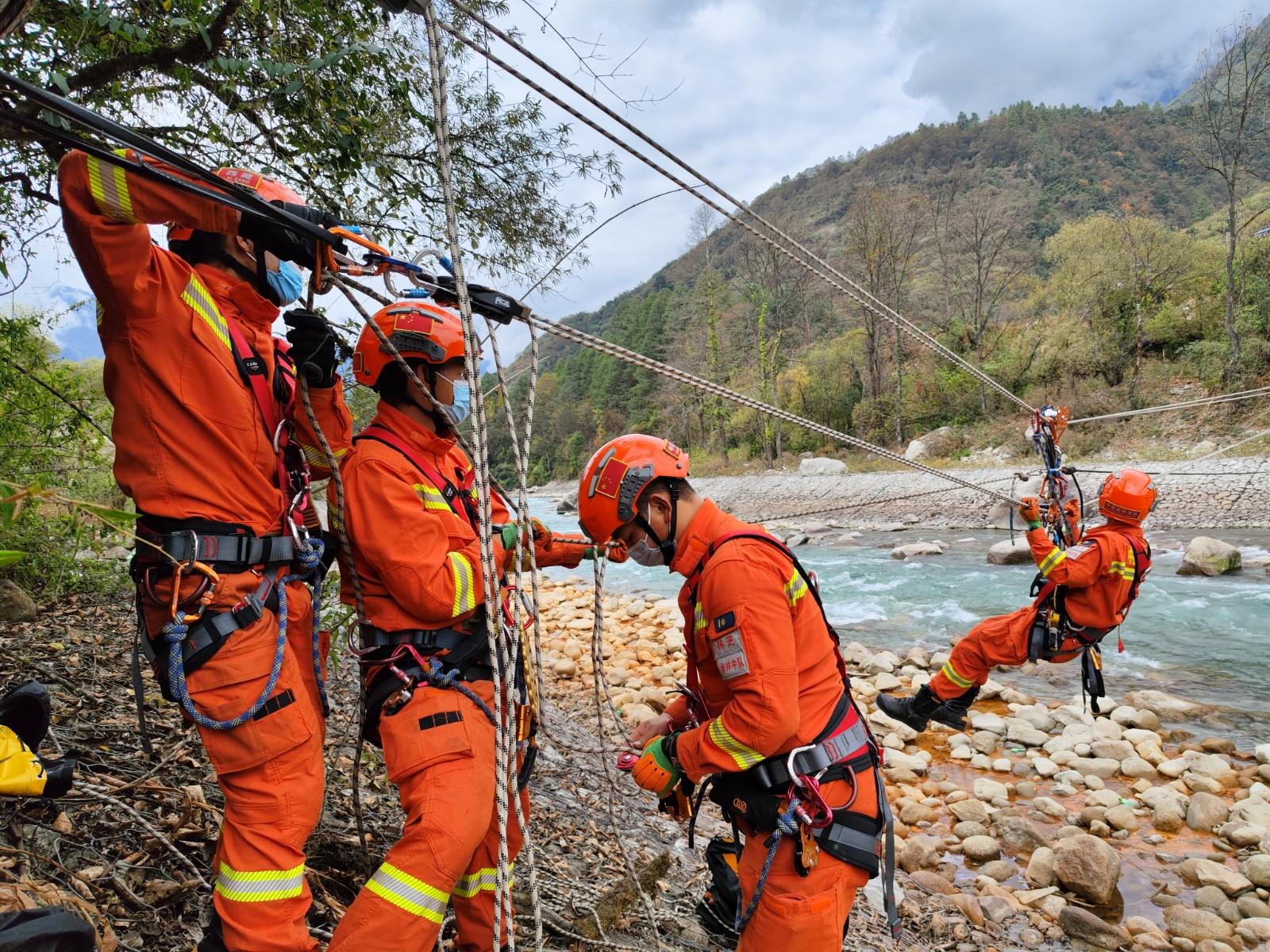 开展绳索训练　锤炼救援精兵
