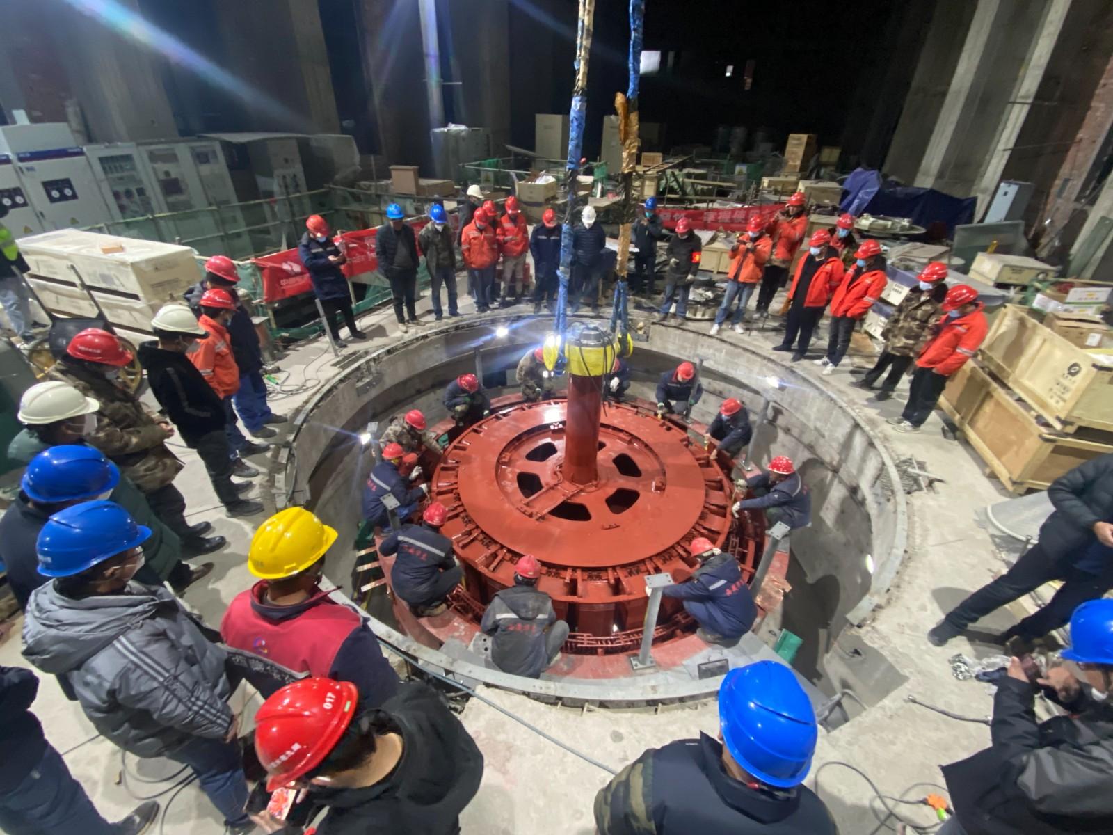 西藏湘河水利枢纽 首台机组转子吊装成功