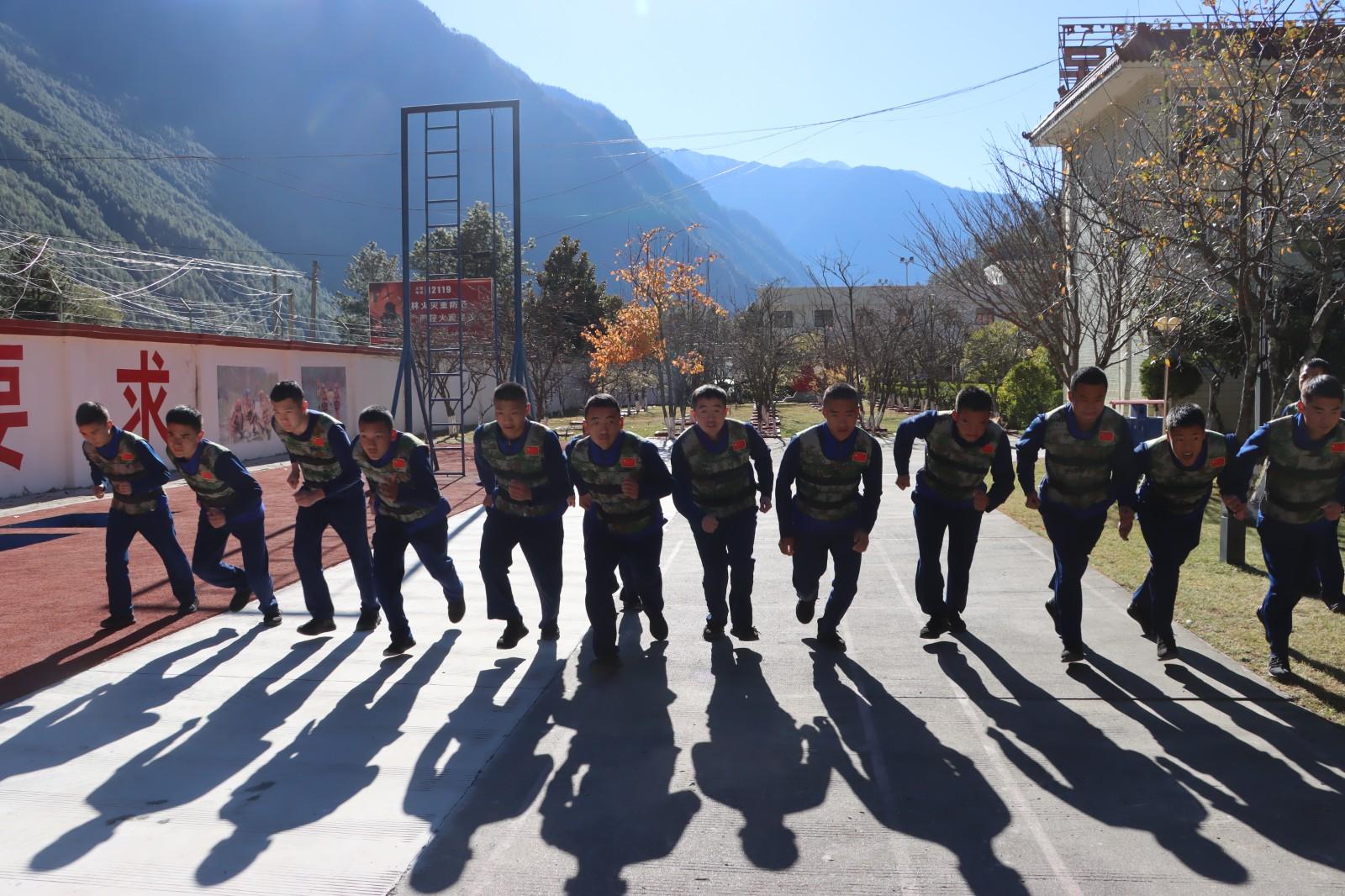 紧抓冬训 防灾防火