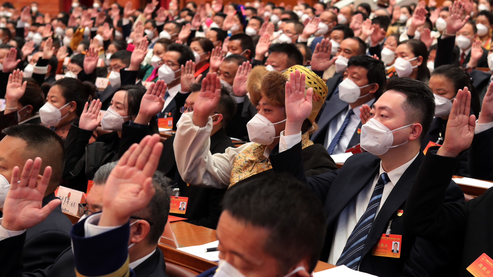 自治区十二届人大一次会议举行第三次全体会议