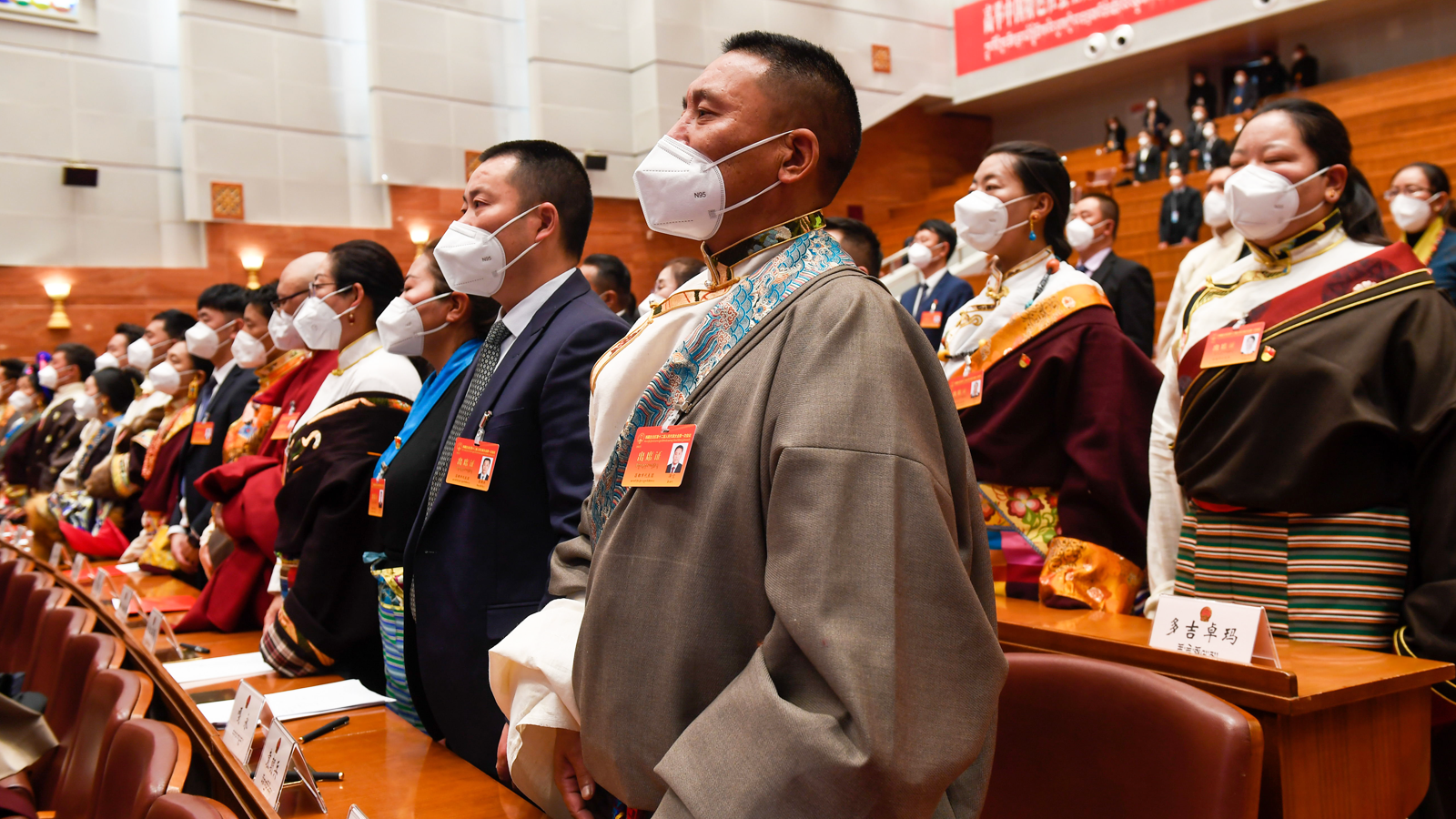 自治区十二届人大一次会议举行第三次全体会议