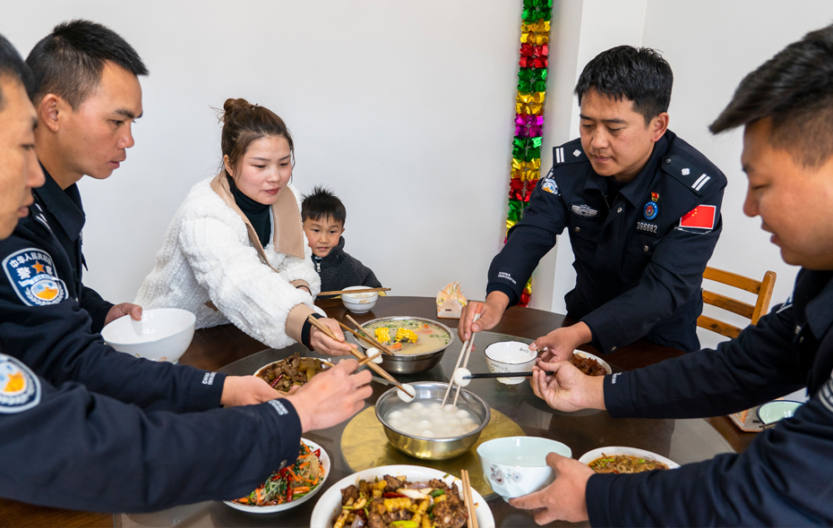 达木边检站:浓浓汤圆味 佳节暖警心
