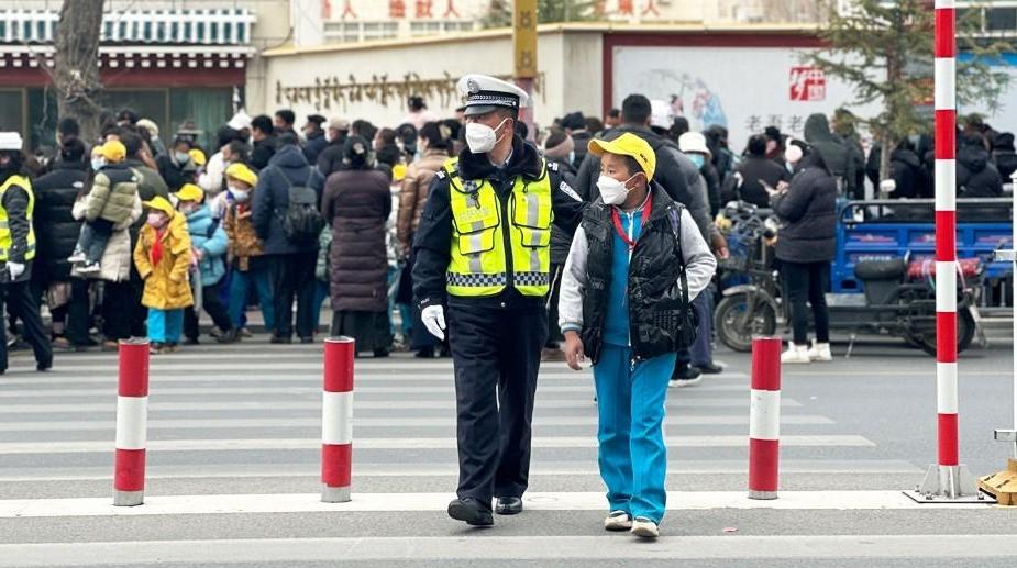 守好安全线 站好“护学岗”