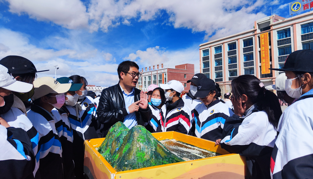 阿里地区：向师生普及防震知识