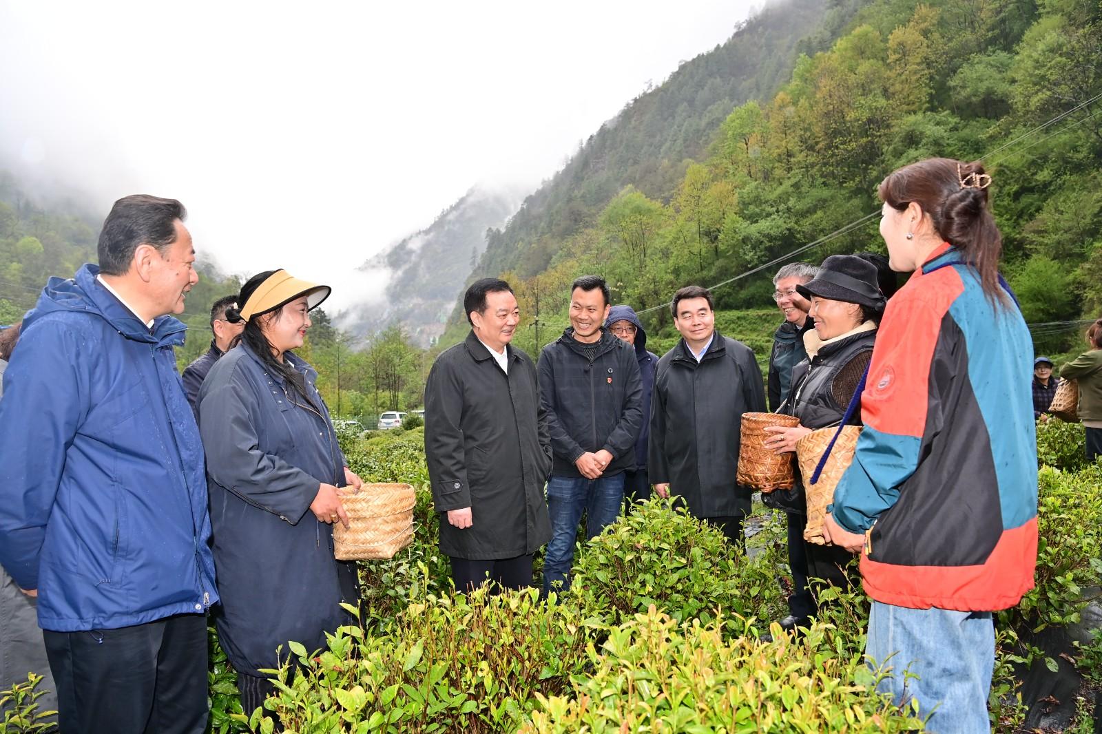 自治区党委书记王君正深入山南开展主题教育调研