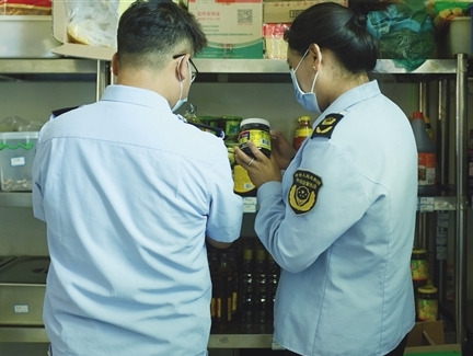 拉萨城关区市场监管局执法队突击检查集体食堂
