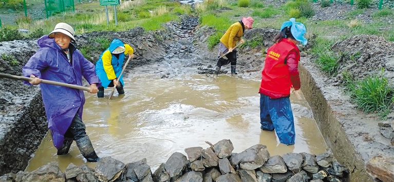 洛扎县拉隆村志愿者清理蓄水池污水