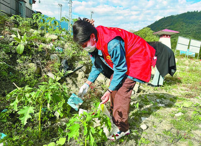 墨脱县开展“守水护水、杜绝白色污染”志愿活动