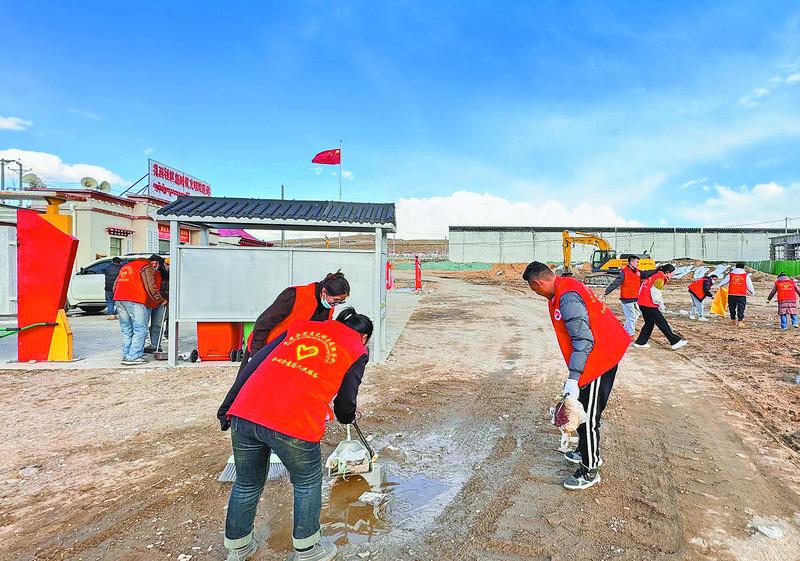 聂荣县组织党员干部开展环境卫生扫除志愿服务活动