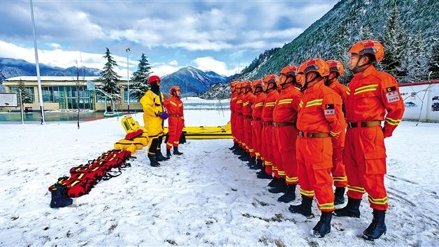 爬冰卧雪砺精兵