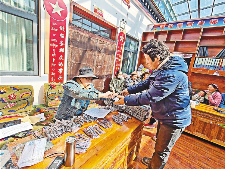 关爱进村庄 光明进农家