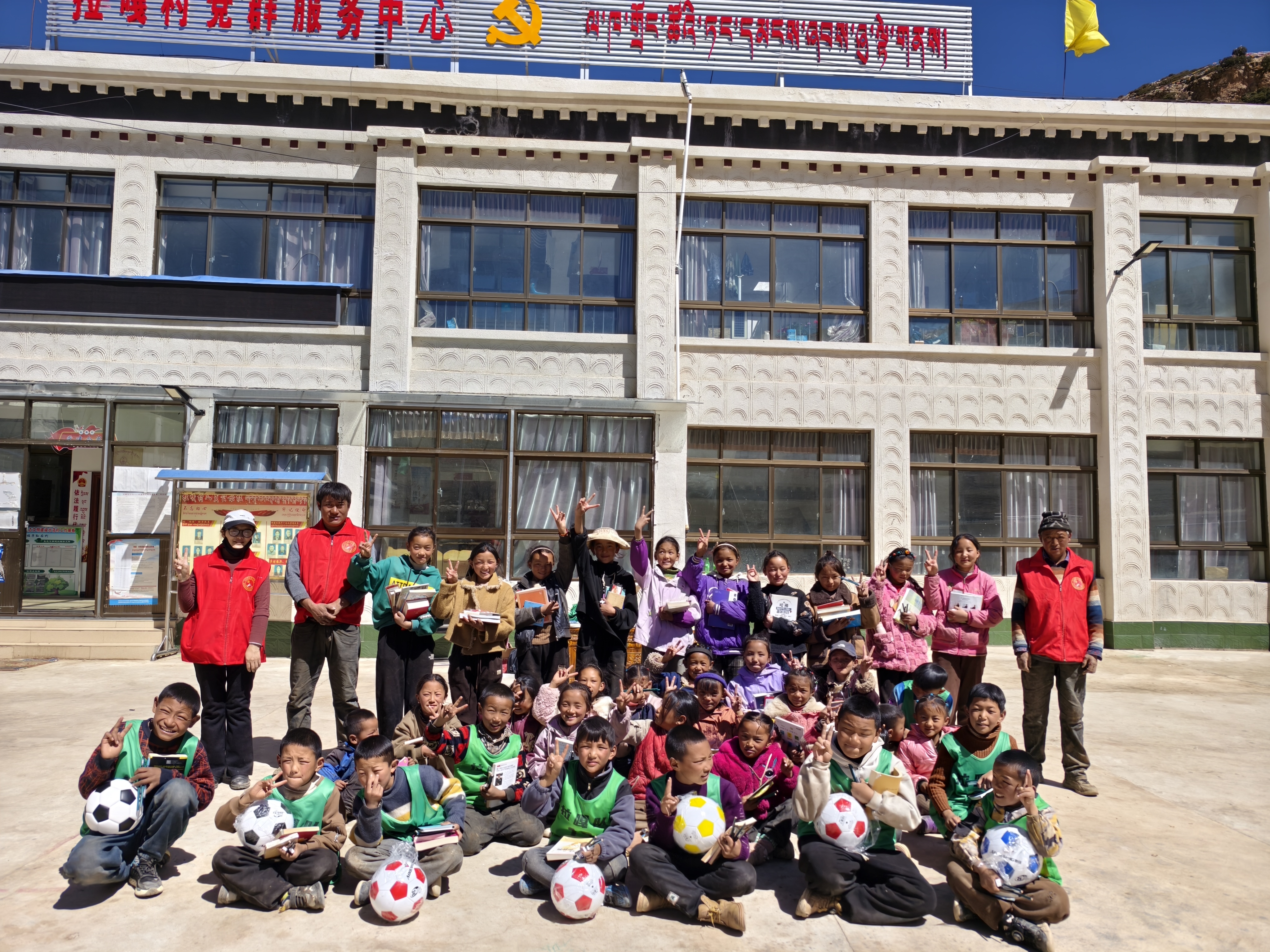 拉嘎村组织开展“劳动创造幸福、拉嘎村的孩子们在行动”活动