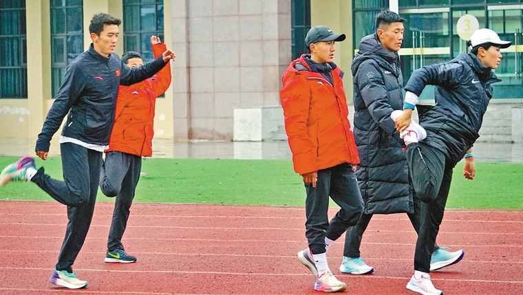 中长跑运动员扎西次仁刷新中国半程马拉松纪录