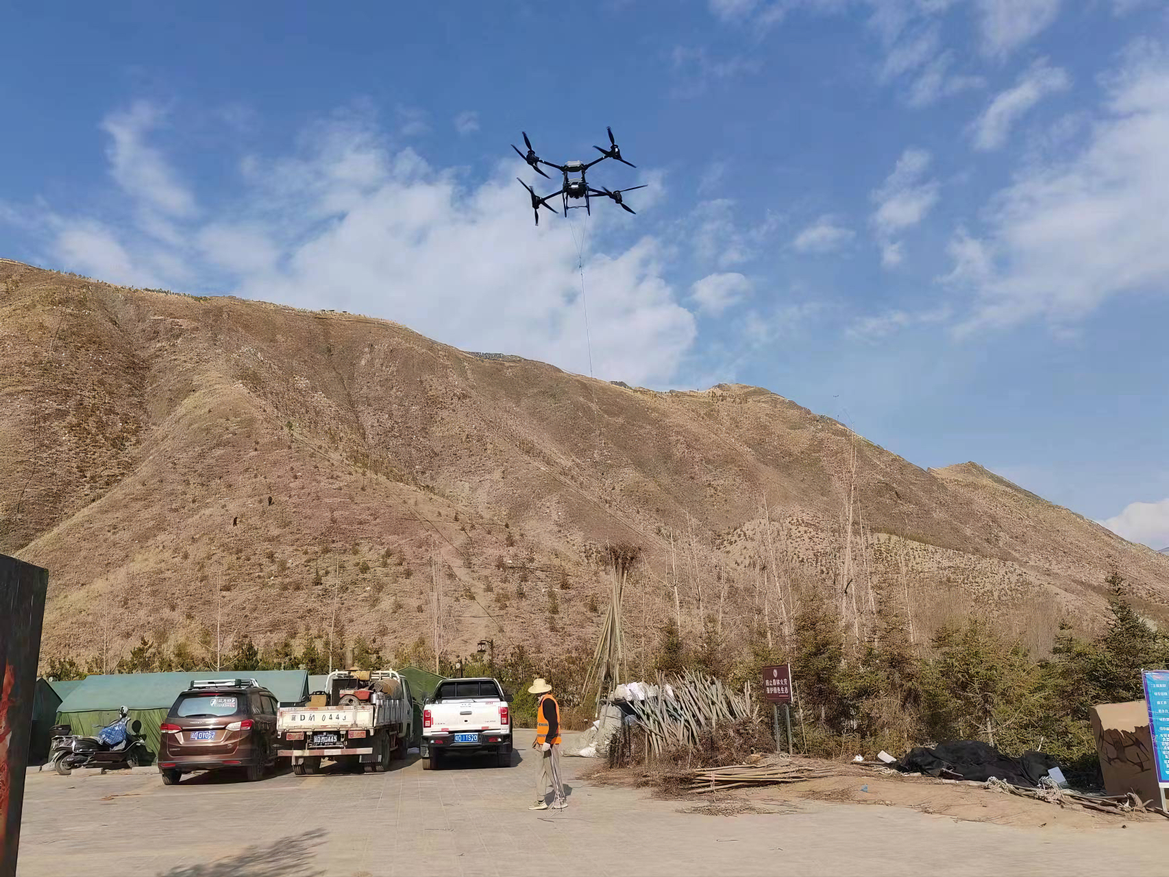 无人机“飞天种树”助力西藏拉萨南北山绿化