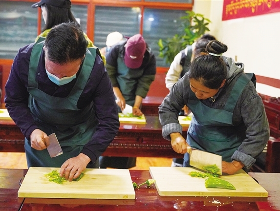 拉萨这场厨艺培训有看点：视障人士学做家常菜