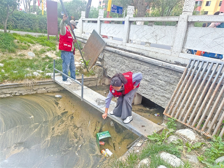 城关区纳金街道林琼社区开展河道垃圾清理行动