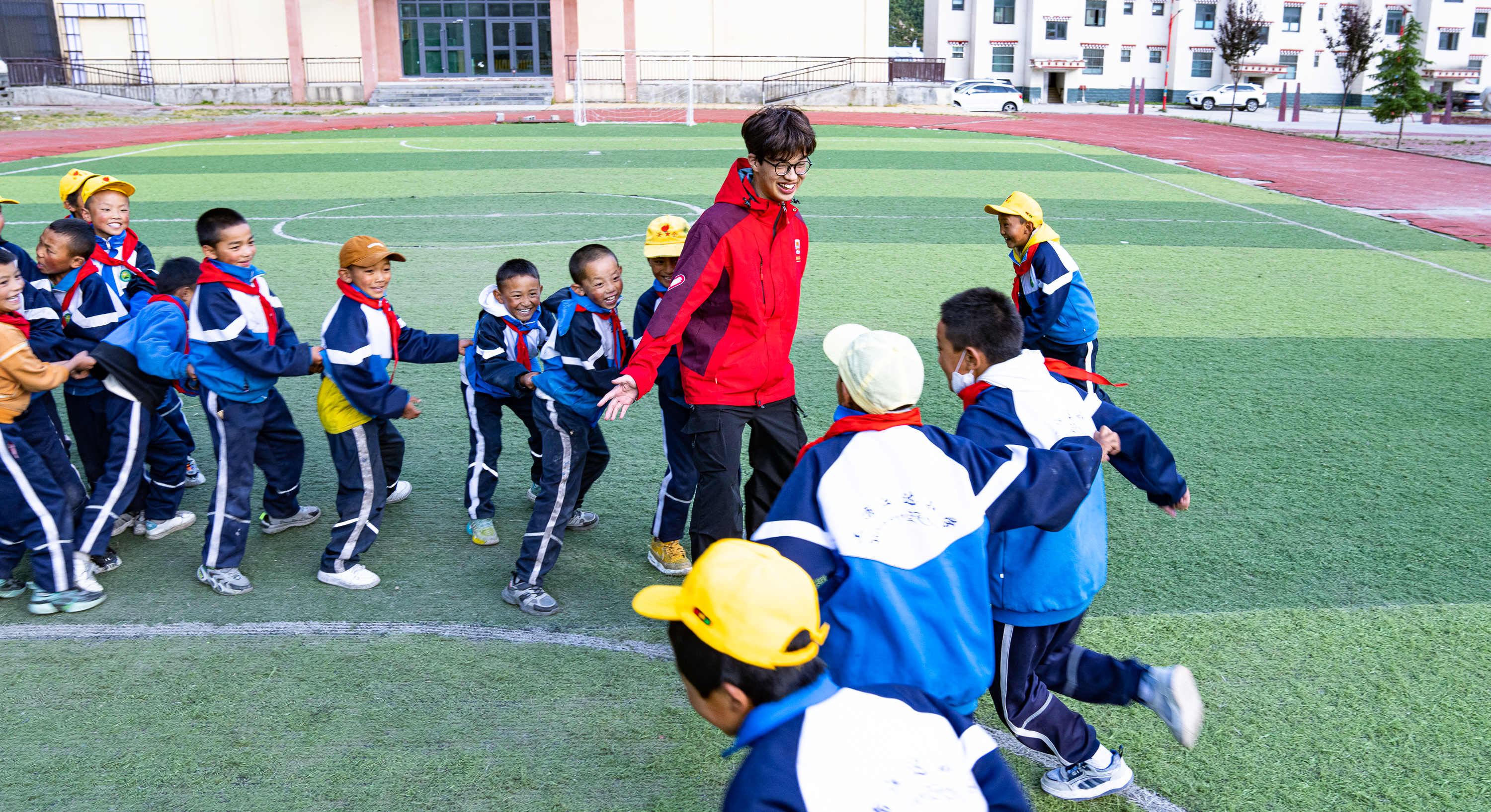 千里送教传情谊