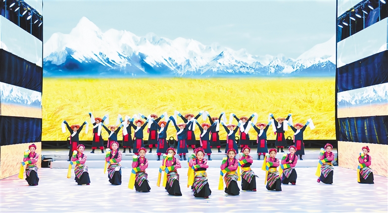 西藏自治区首届中小学艺术展演举行