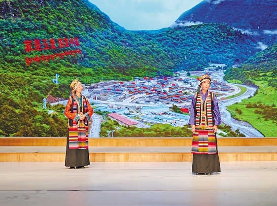 艺术党课《纸短情长》在西藏大剧院上演