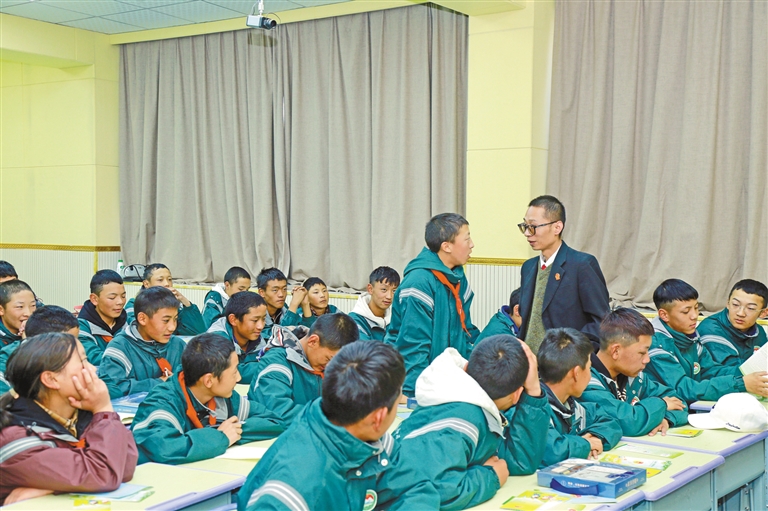 墨竹工卡县开展青少年法治宣传进校园活动