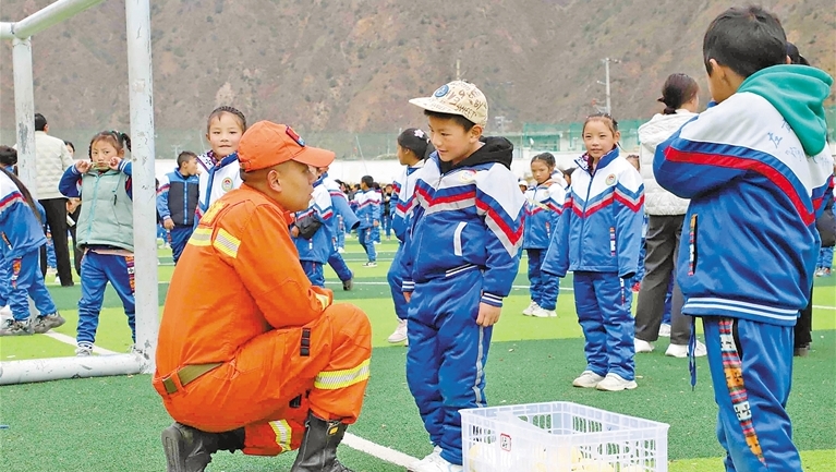 左贡县第二小学开展地震应急演练