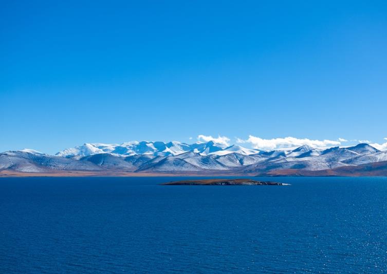 西藏普莫雍错：冰雪之间的蓝色宝石