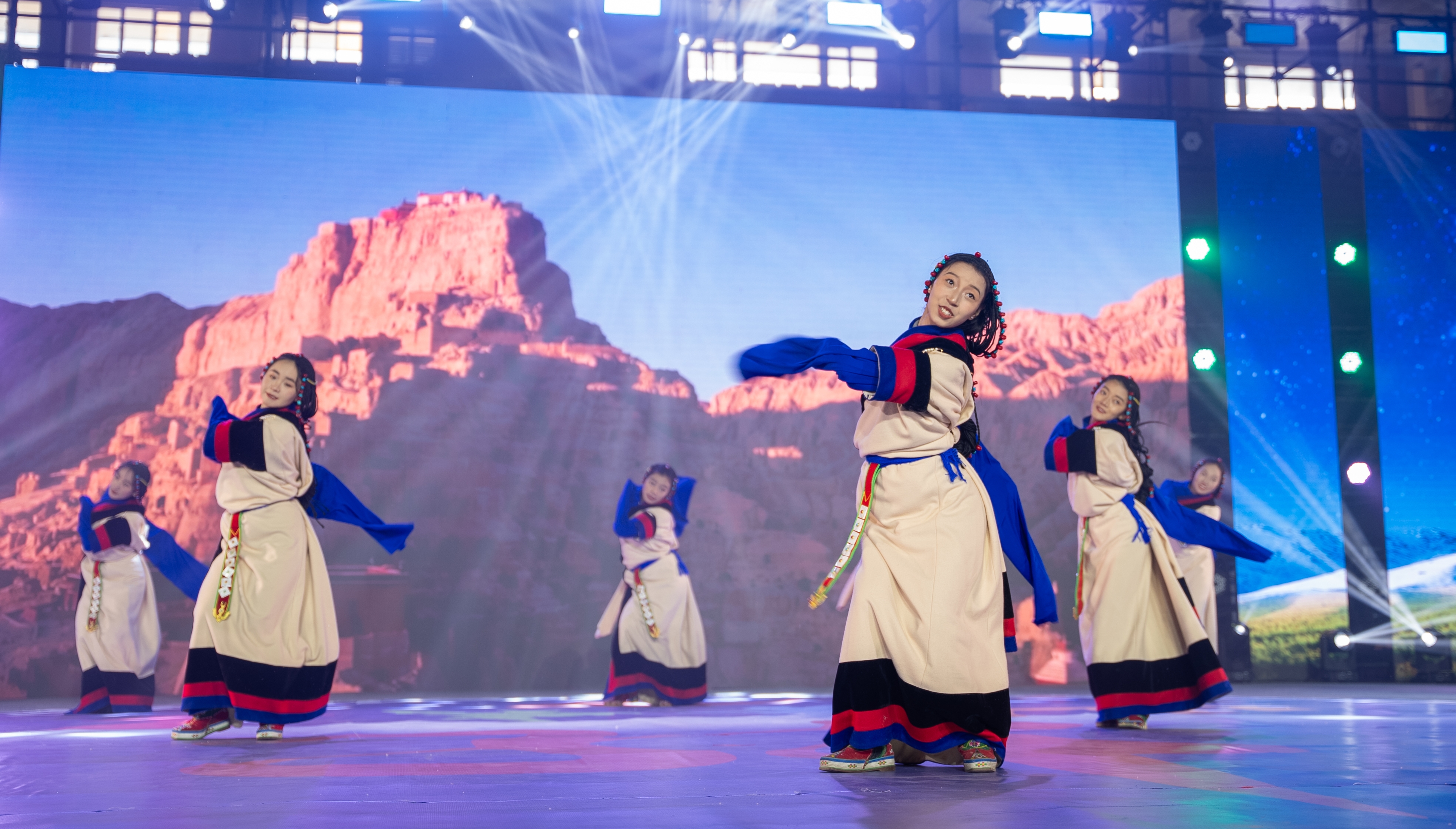 点燃冬日激情 共享锅庄魅力