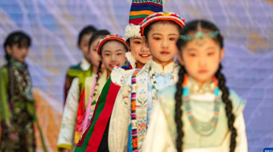 拉萨新年服饰秀 赏拉萨服饰之美