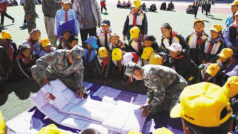 国防教育进校园 红色基因共传承