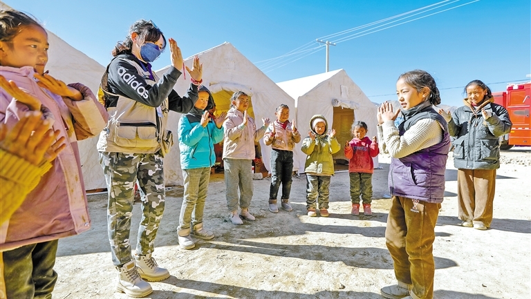 定日地震灾区:心理服务暖童心