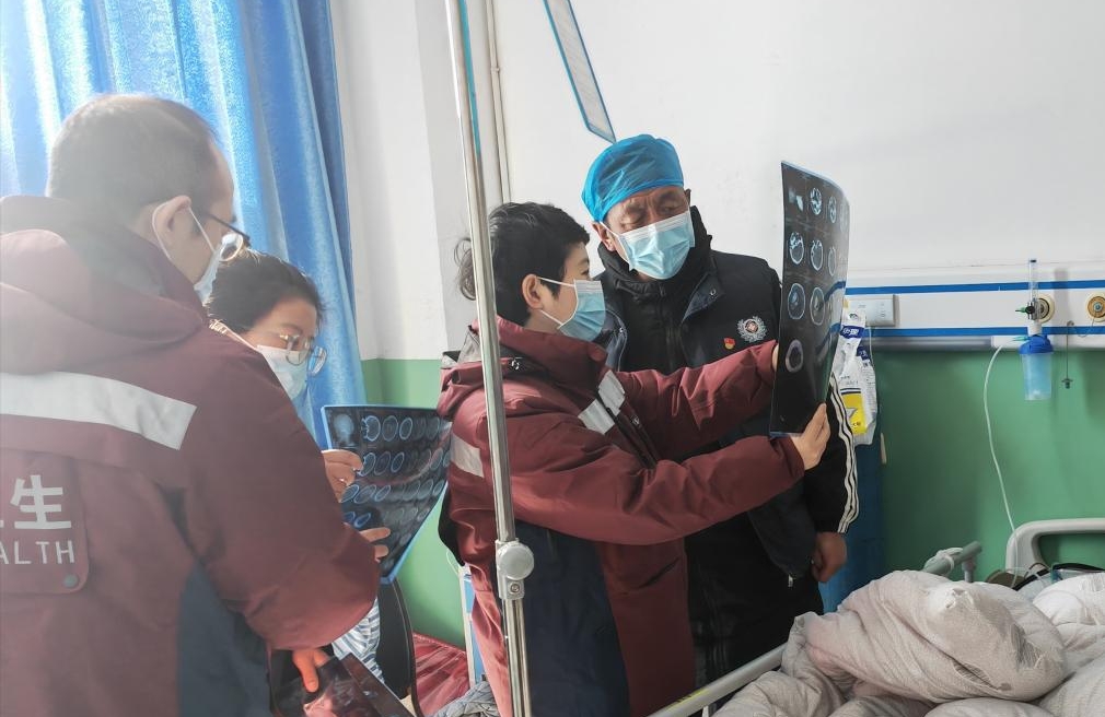 四川大学华西医院专家在西藏定日地震安置点巡诊