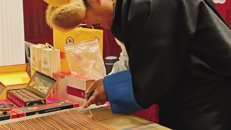 为春晚添彩 拉萨2025年非遗及文创展启幕