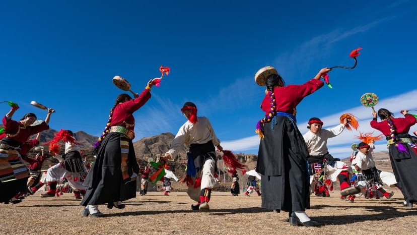 热巴舞跃动雪域 非遗传承焕新彩
