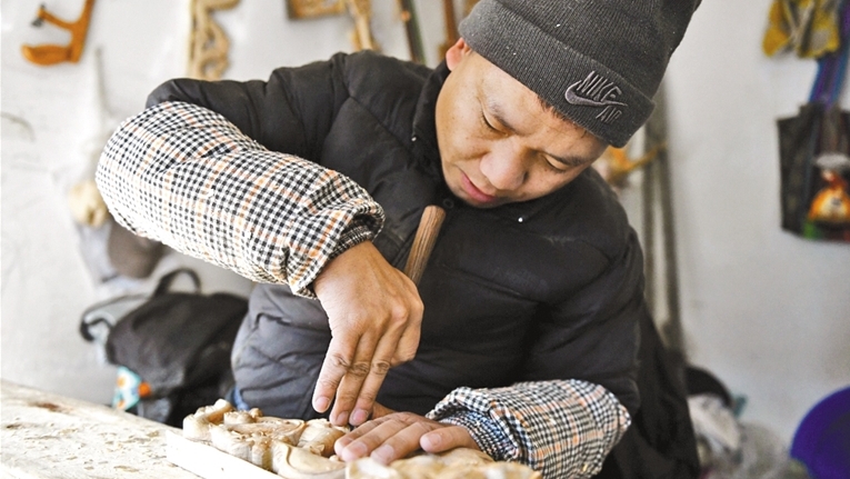 藏式木雕手艺人朗嘎:镌刻高原记忆 传承指尖匠心