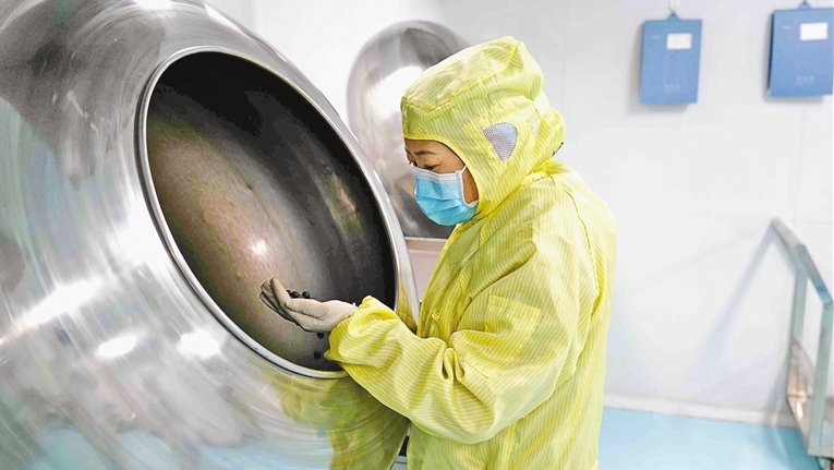 全国人大代表次仁措姆:让藏药芳香远飘四方