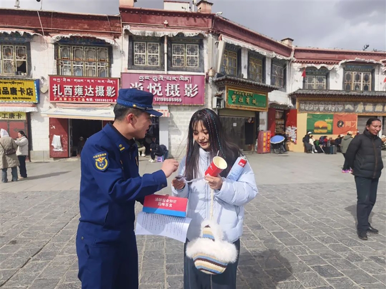 拉萨市消防救援支队开展“盲盒”派送活动