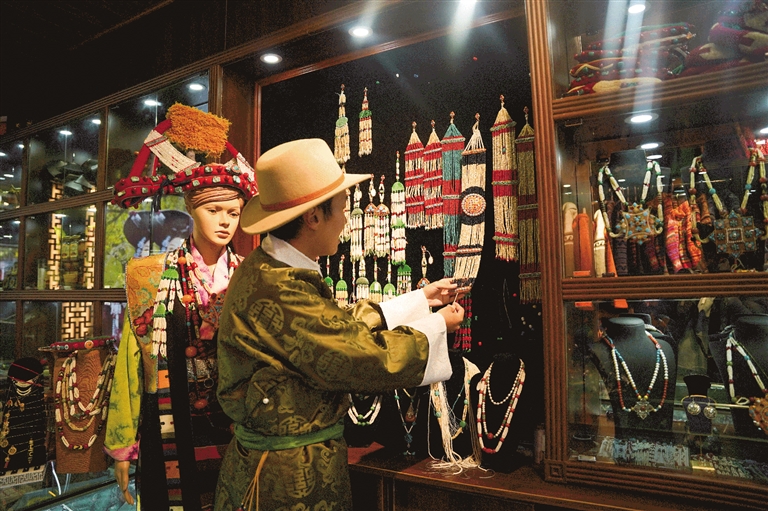 西藏传统服饰爱好者班珠丹塔:热爱可抵岁月绵长