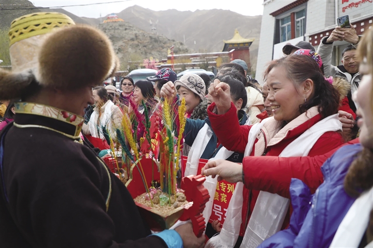 2025年首趟“藏源探秘”旅游专列抵达山南