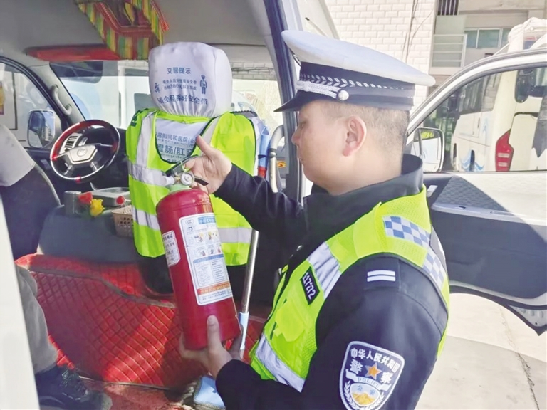 拉萨交警开展重点领域交通安全大检查