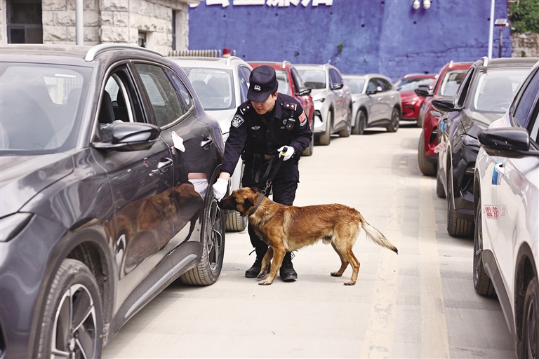 今年首趟新能源汽车南亚班列从樟木口岸出境